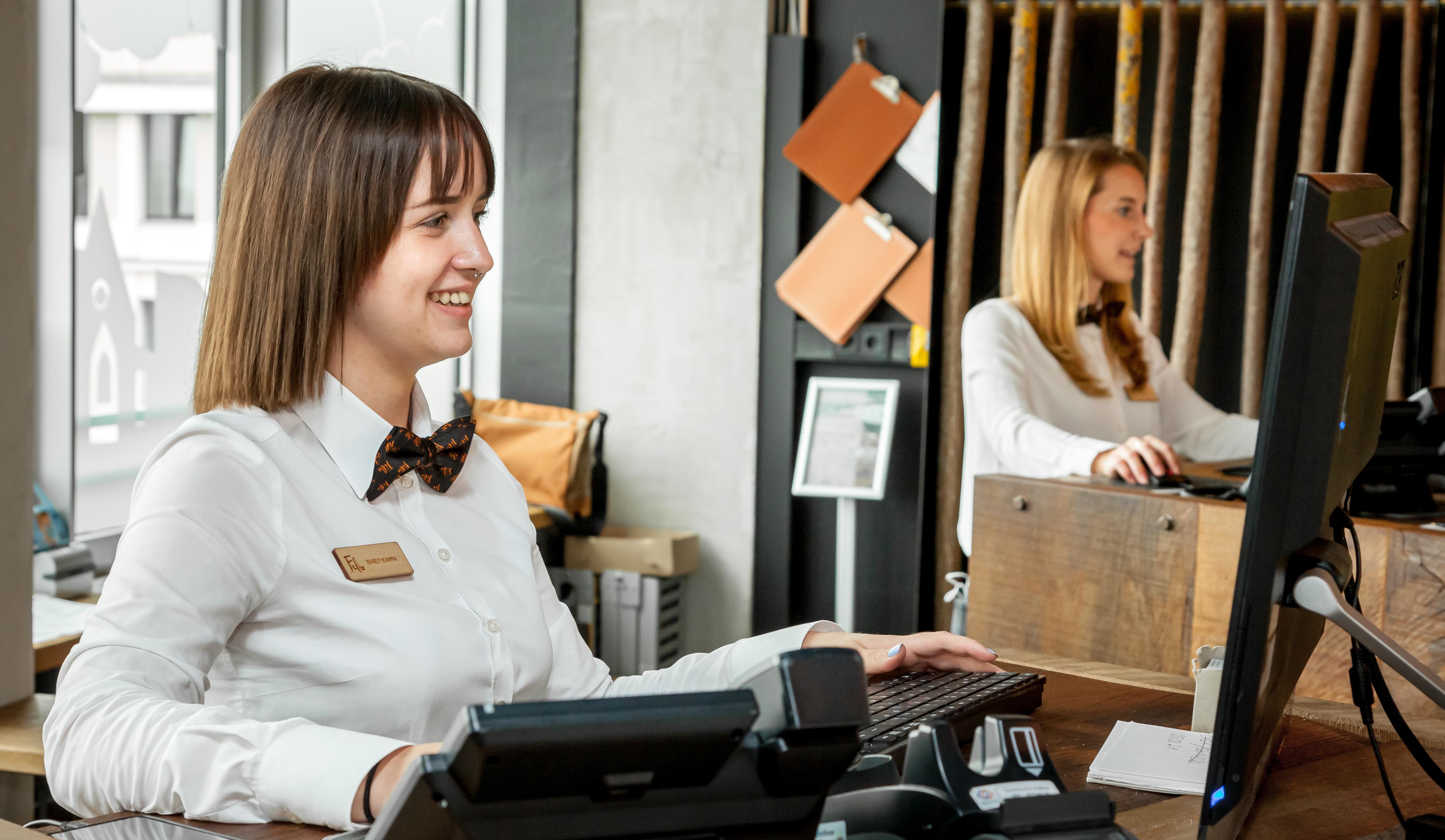 Felix Suiten Am Augustusplatz Lipsk Zewnętrze zdjęcie Receptionists at work