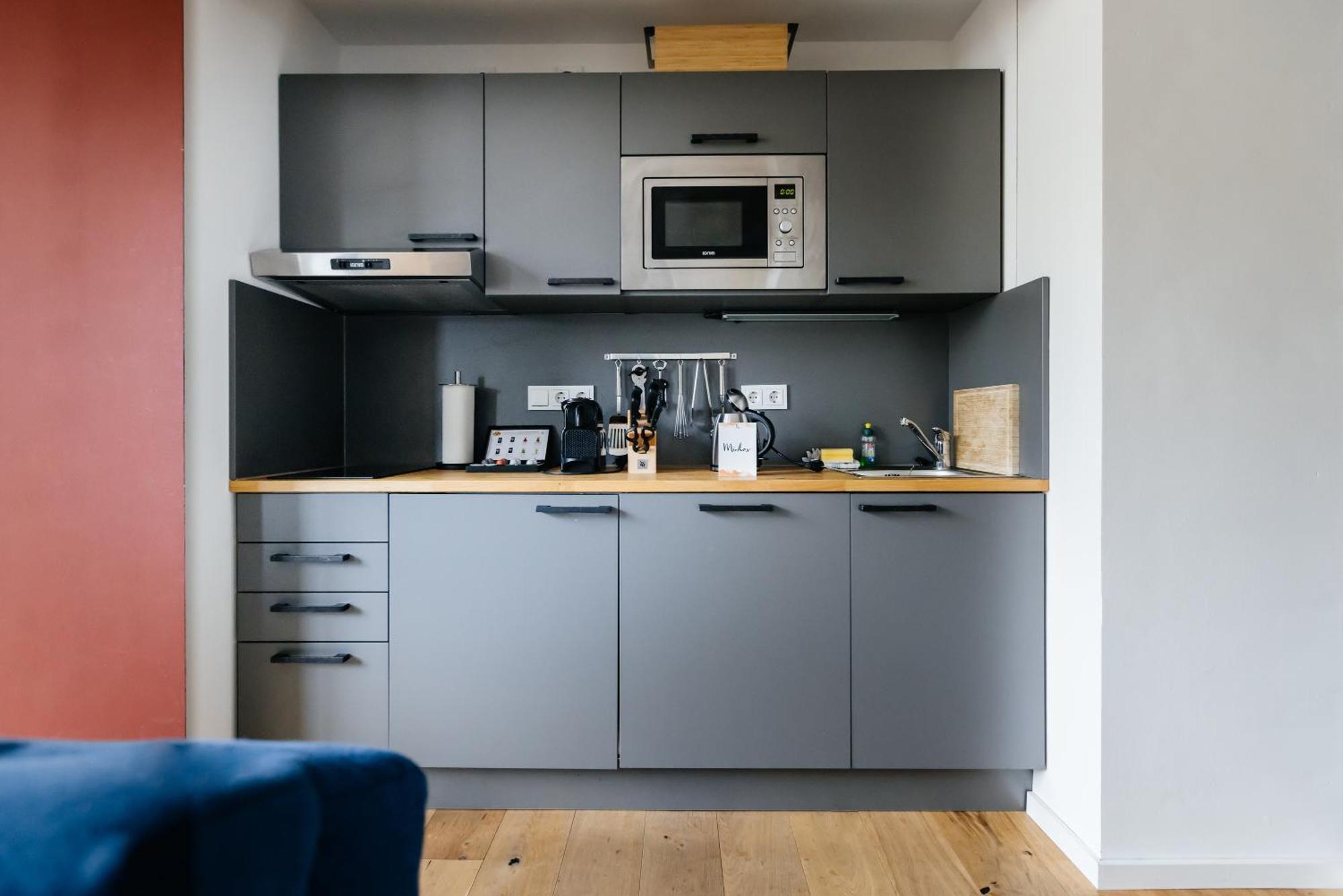 Felix Suiten Am Augustusplatz Lipsk Zewnętrze zdjęcie A kitchenette in a serviced apartment in Lisbon, Portugal