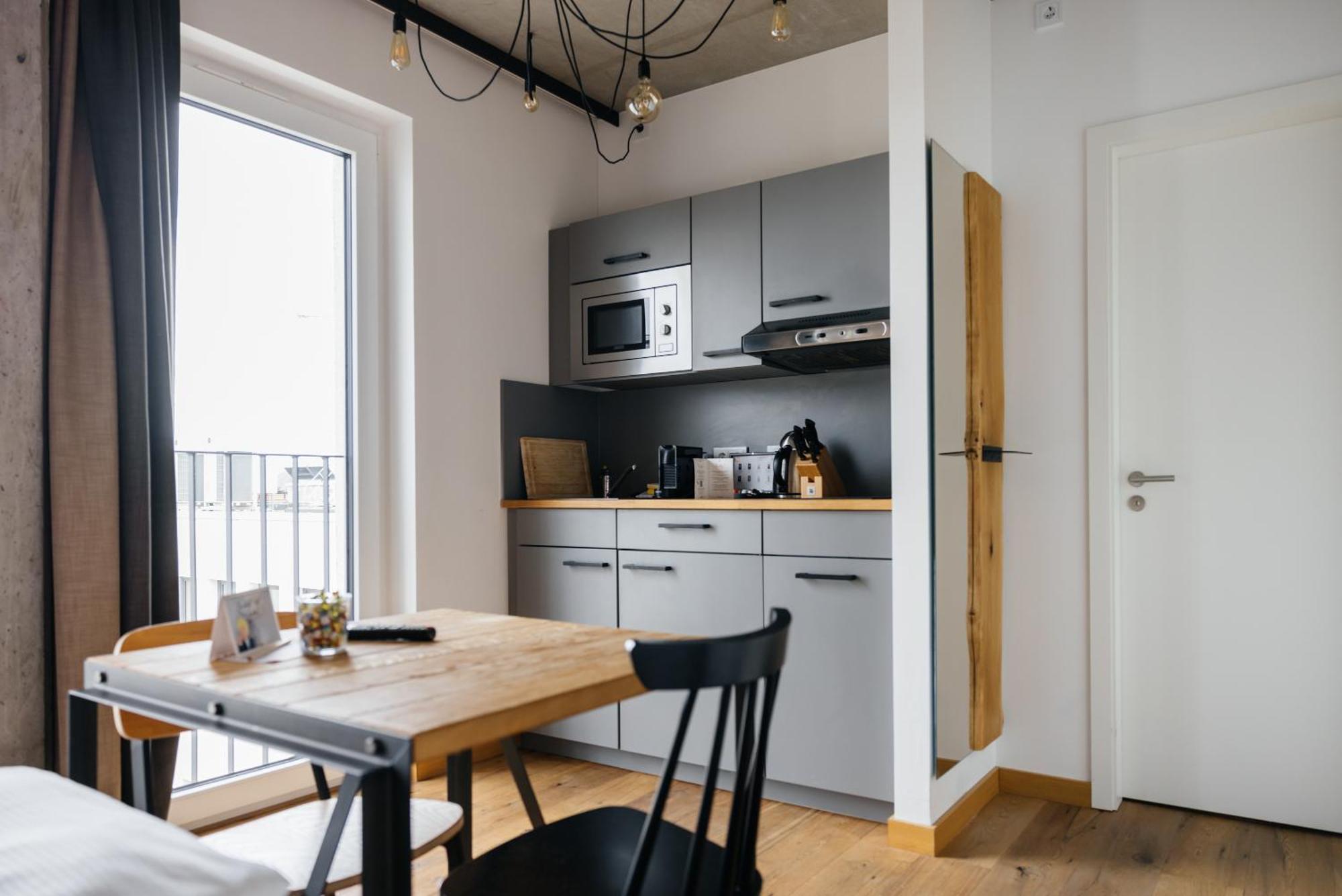 Felix Suiten Am Augustusplatz Lipsk Zewnętrze zdjęcie A kitchenette in a hotel room