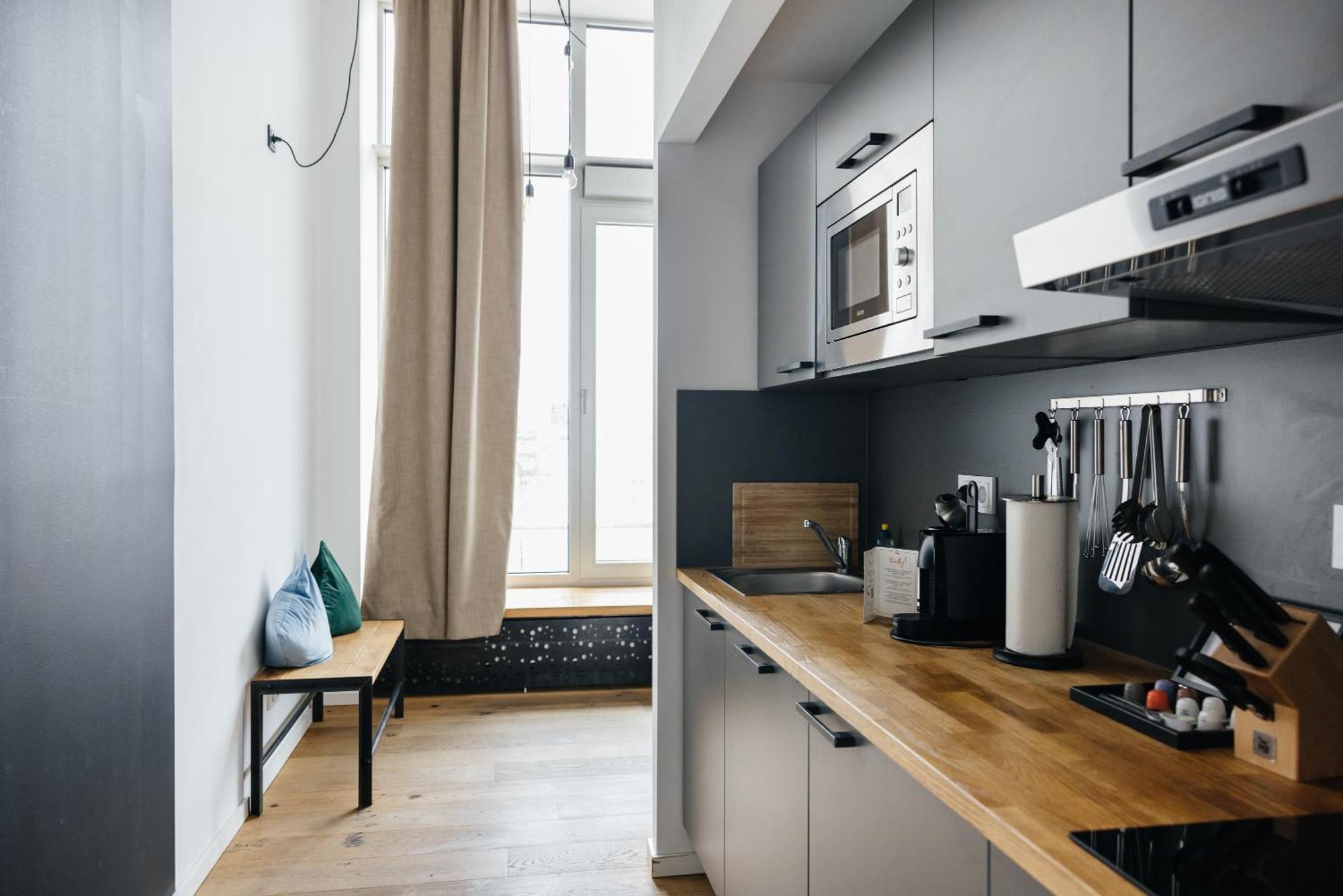 Felix Suiten Am Augustusplatz Lipsk Zewnętrze zdjęcie A typical kitchen in a micro apartment